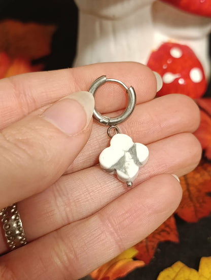 Boucle d'oreille fleur Howlite