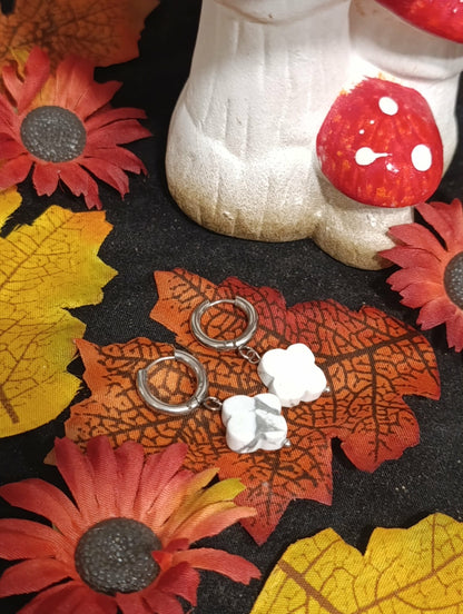 Boucle d'oreille fleur Howlite